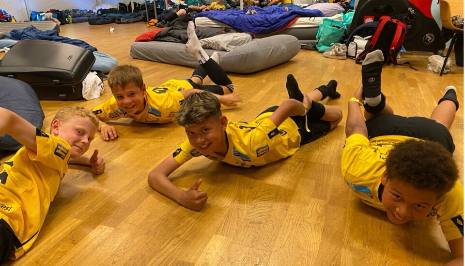 G13-spelarane Thomas Veen-Fjetland (t.v.), Tarjei Moe Handeland, Ola Rodrigo Gjil og Luca Ramphomane Aandahl tøyer ut etter kamp.