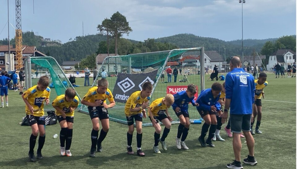 Oppvarming på gong for G13 under kyndig rettleiing frå trenar Svein Carlos Gjil.