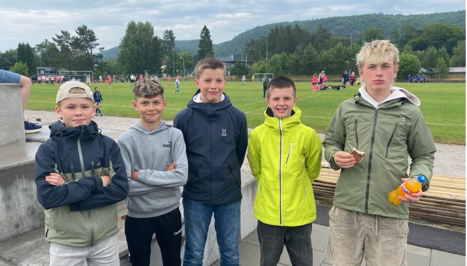 Svein Aksel Tjøstheim (t.v.), Ola Rodrigo Gjil, Magnus Brustveit, Åbjørn Marcussen Moe og Jone Gjuvsland kosar seg på cup.