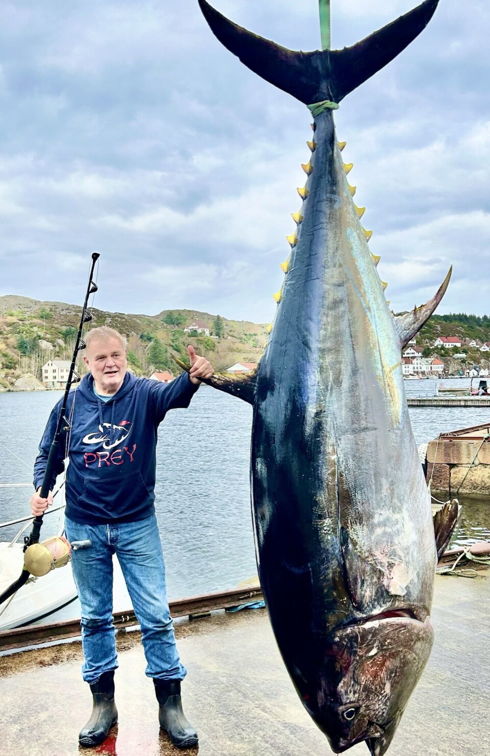 Bjørn Furre kjempa med rekordfisken i to timar. Resultatet vart kjøttsår på knea og blåsvarte hofter.