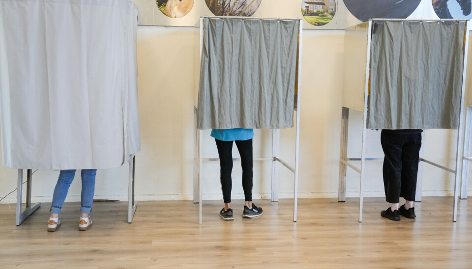 I ei undersøking frå kommunevalet i 2023 vart det funne få samanhengar mellom kor mange som røysta og kor aktiv lokalpressa var. Litt av problemet var at det var vanskeleg å finna stadar i Norge som ikkje hadde ei sterk lokalpresse.