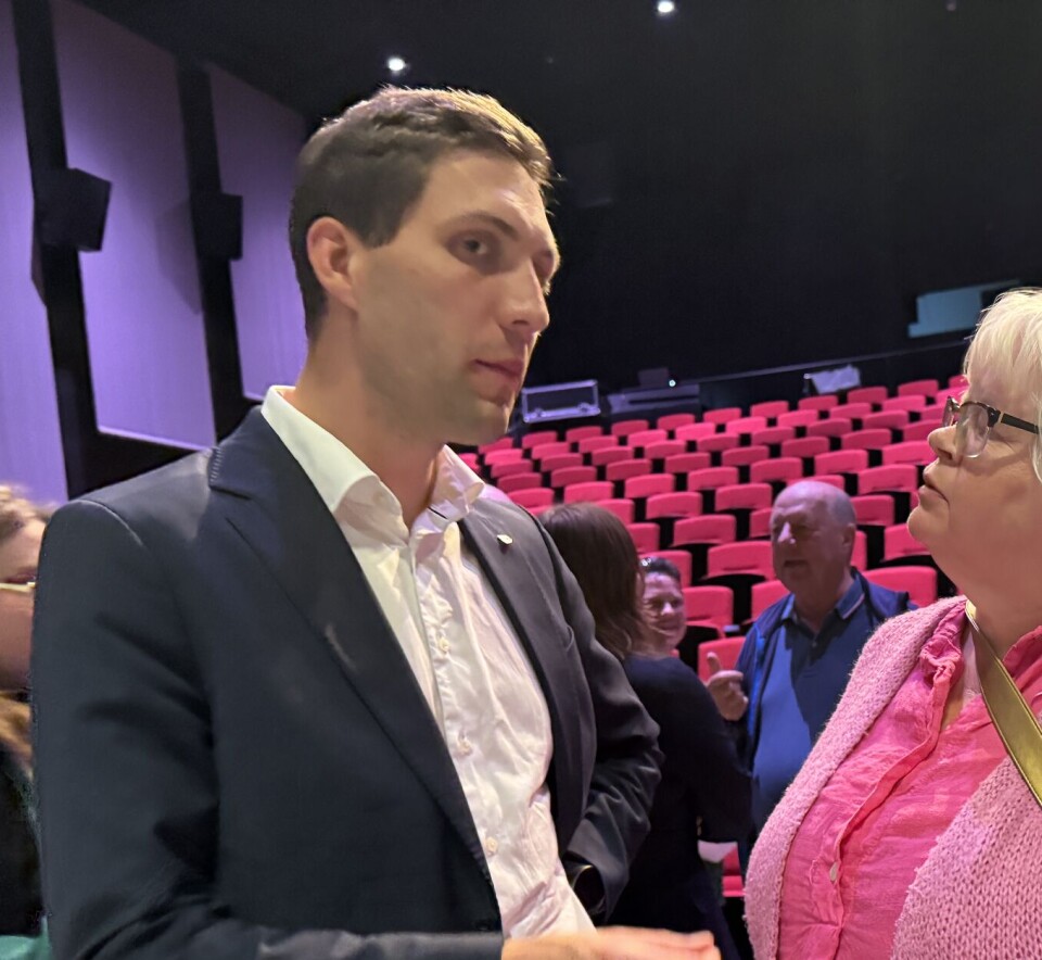 Andreas Bjelland Eriksen (Ap) blir utfordra av Senterpartiets Geir Pollestad etter valkampmøtet i Suldal: – Kvifor sa du ikkje noko?